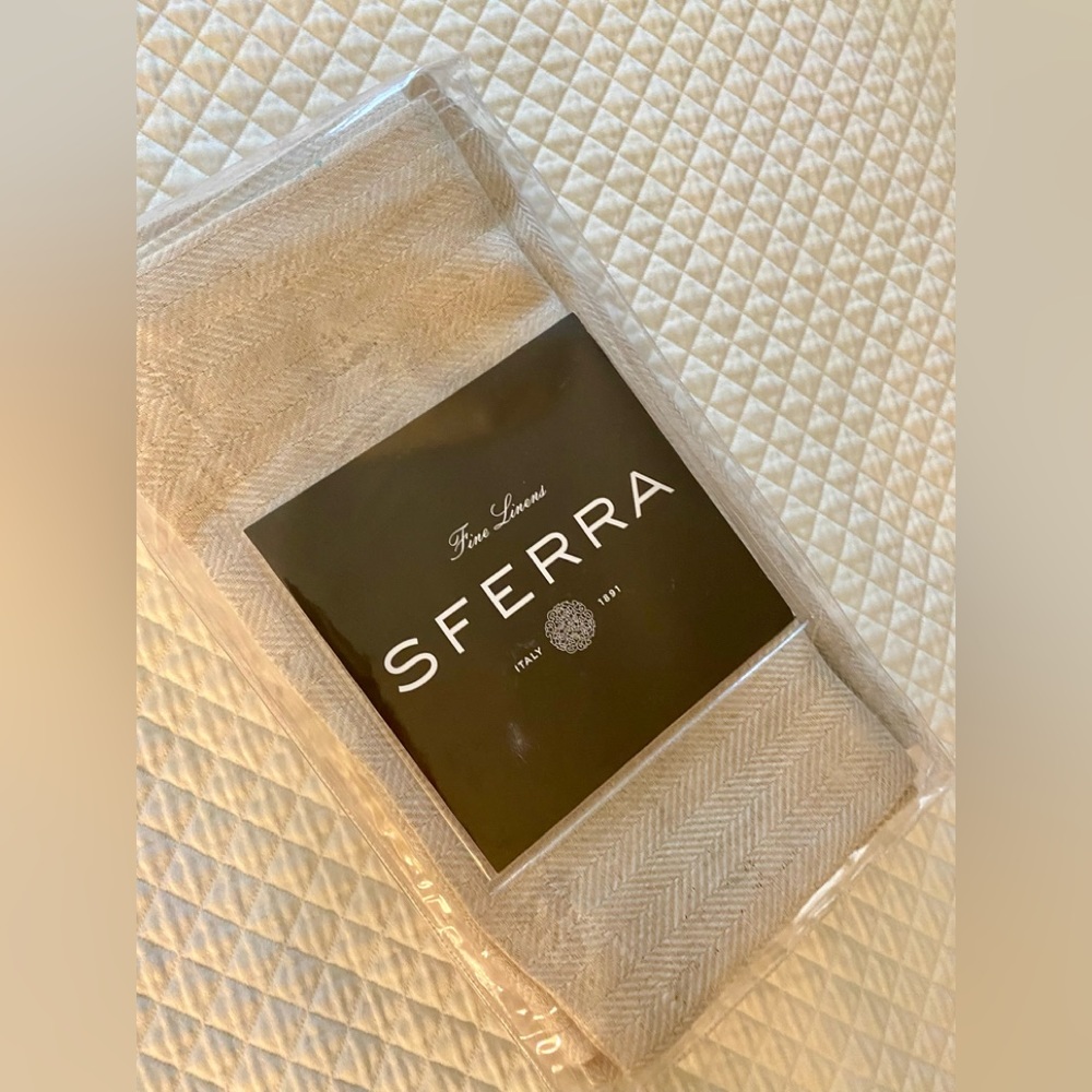 SFERRA DINNER NAPKINS - set of 6 “Chevron”. Color: Ecru